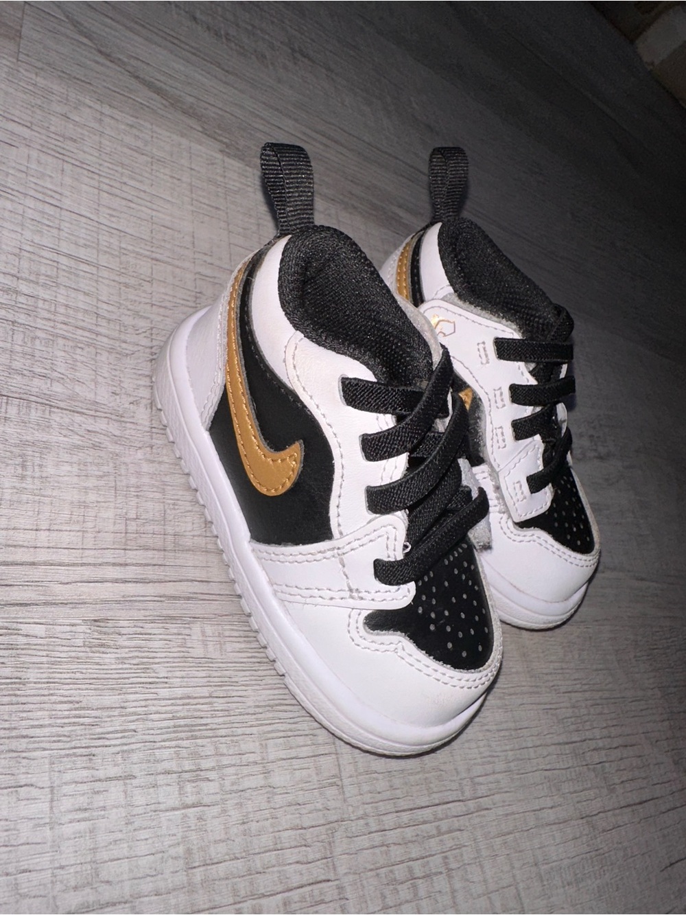 Nike Kids Sneakers in White, Black & Gold